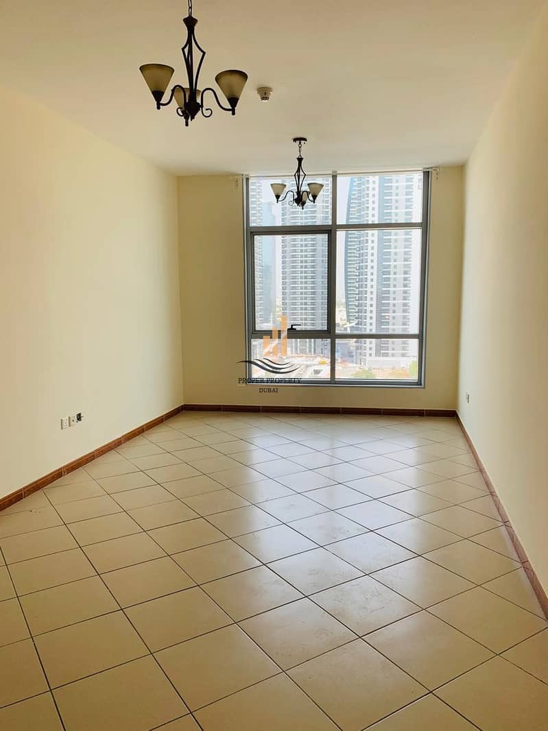 Very Well Maintained & Bright Apt close to Metro Station with Chiller Free