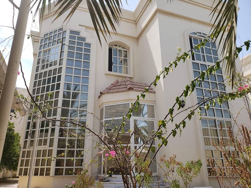 A LUXRY 5 BED ROOM DOUBLE STORY PLUS MAJLIS ,HALL WITH COVERD CAR PARKING VILLA IS AVAILABLE IN 80K IN AL RIFFA SHARJAH