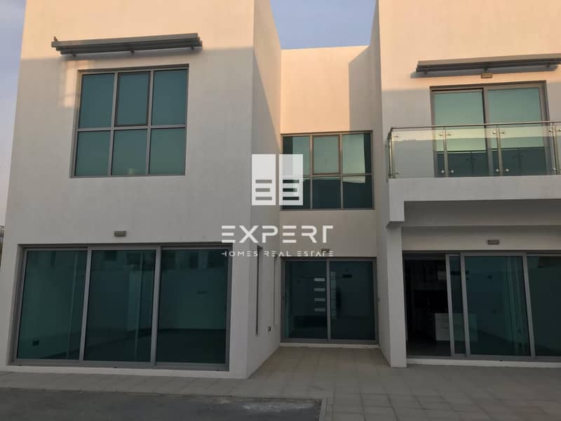 4 Bhk Contemporary Villa in Jumeirah 1 for rent