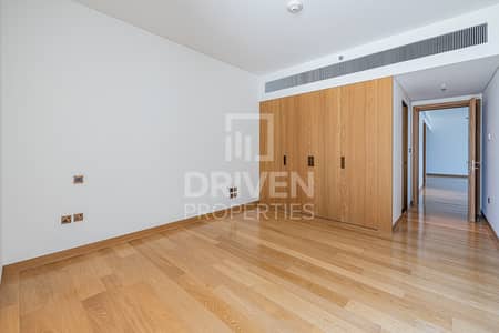 Brand New and Large 2 Bed Apt, Marina View