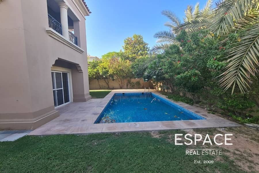 Stunning C1 with Private Pool in a Quiet Location