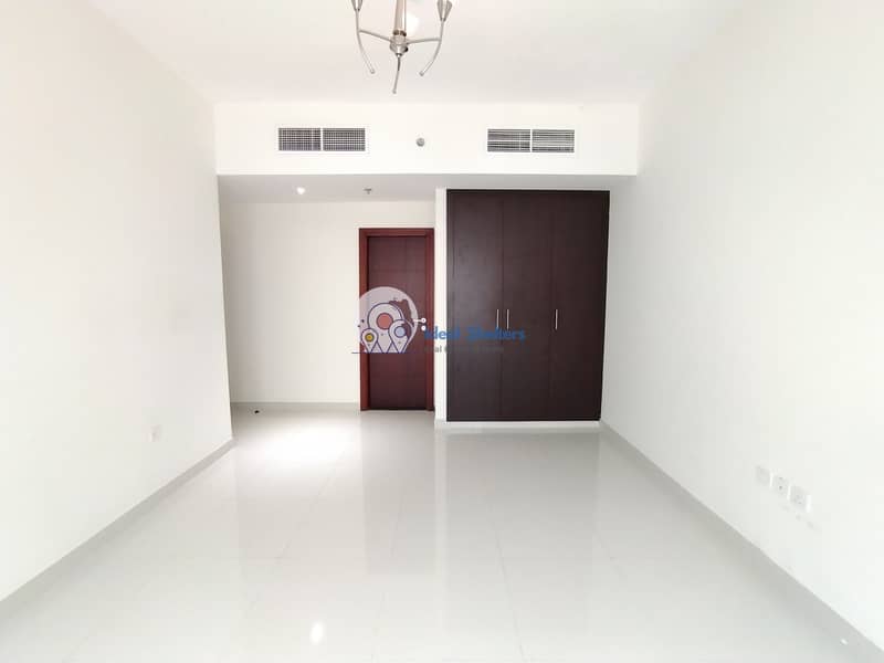 8 HUGE SIZE 1 BEDROOM APARTMENT WITH CLOSE KITCHEN  2 BATH BALCONY WARDROBES