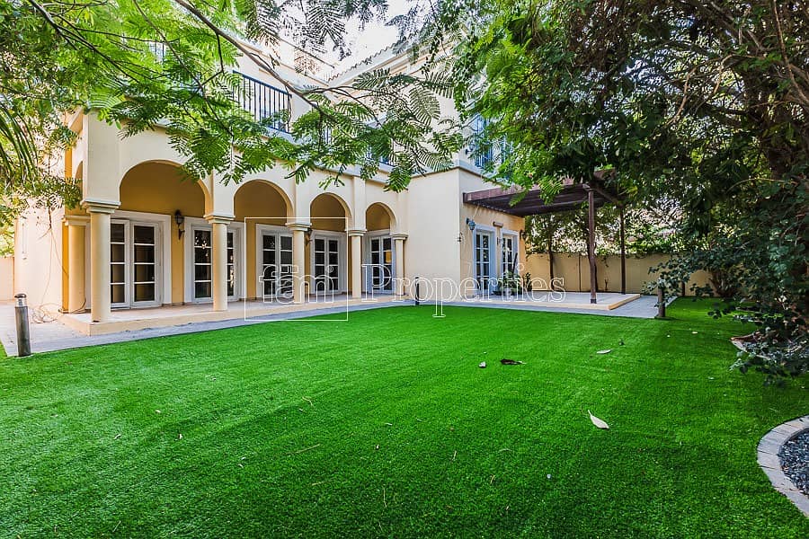 Park Backing! Away from Road 4BR+Study Cordoba Park Backing! Away from Road 4BR+Study Cordoba