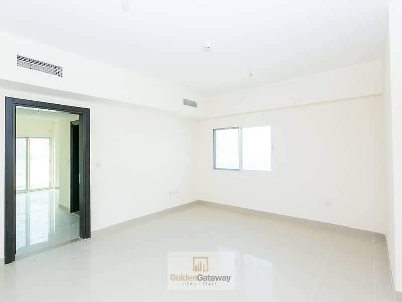 Huge balcony| 1 bedroom| Vacant | 385 Huge balcony| 1 bedroom| Vacant | 385
