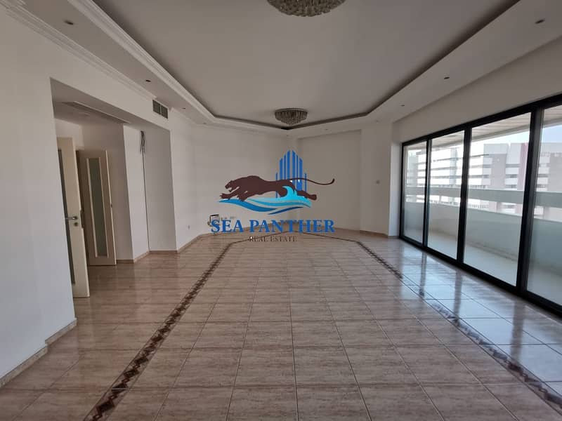 Huge 4 bedroom available for rent in Al Maktoum Residence Building Deira