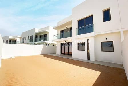 An Expansive Villa with Balcony and Parking An Expansive Villa with Balcony and Parking