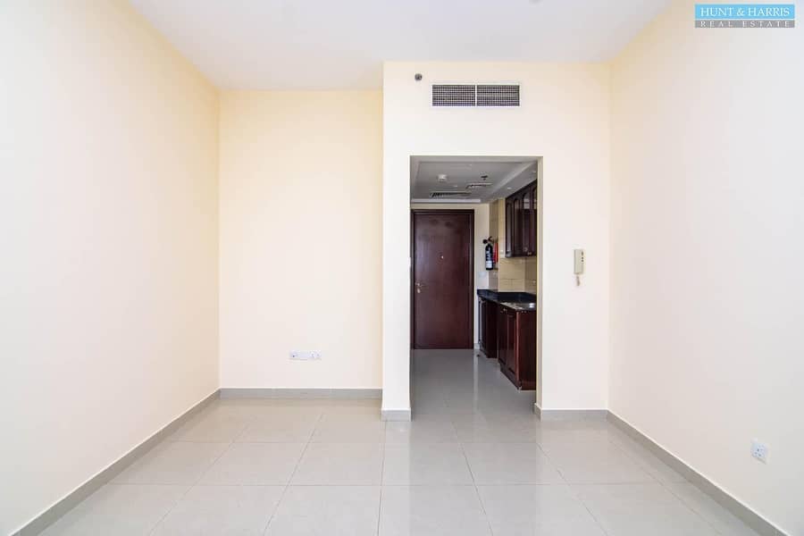 Well Maintained -Studio Apartment - Golf Course Views Well Maintained -Studio Apartment - Golf Course Views