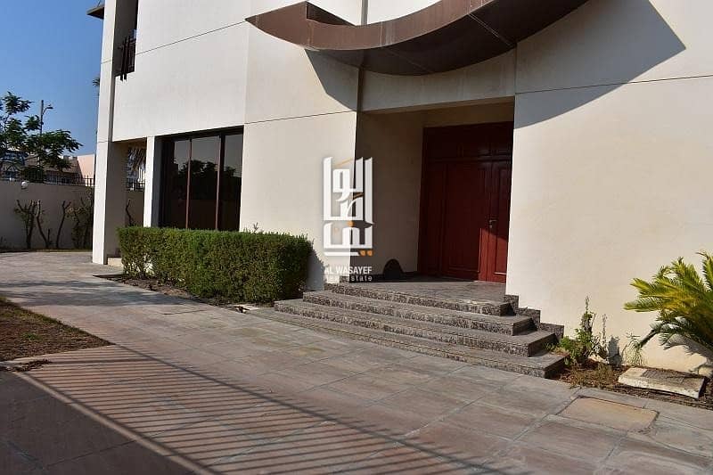 Modern 5 BR Villa with Private Garden Near to Beach !! Modern 5 BR Villa with Private Garden Near to Beach !!