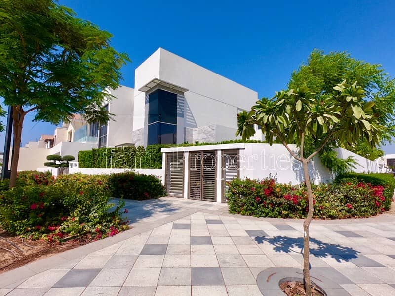 18 Geniune | 5 Bed | Contemporary | Crystal Lagoon