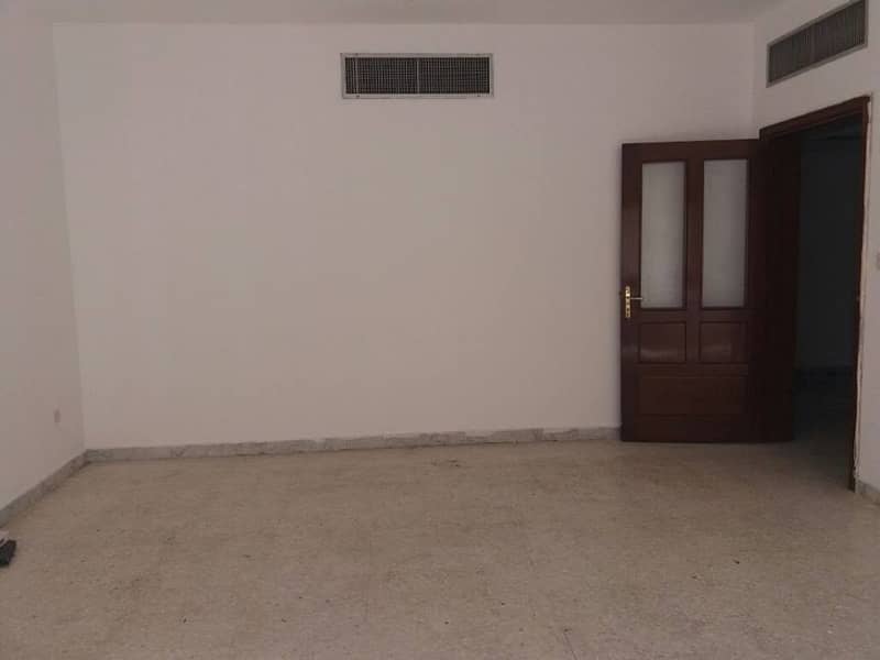 Spacious 1bhk & 2bhk in same building 40k & 45k in delma street