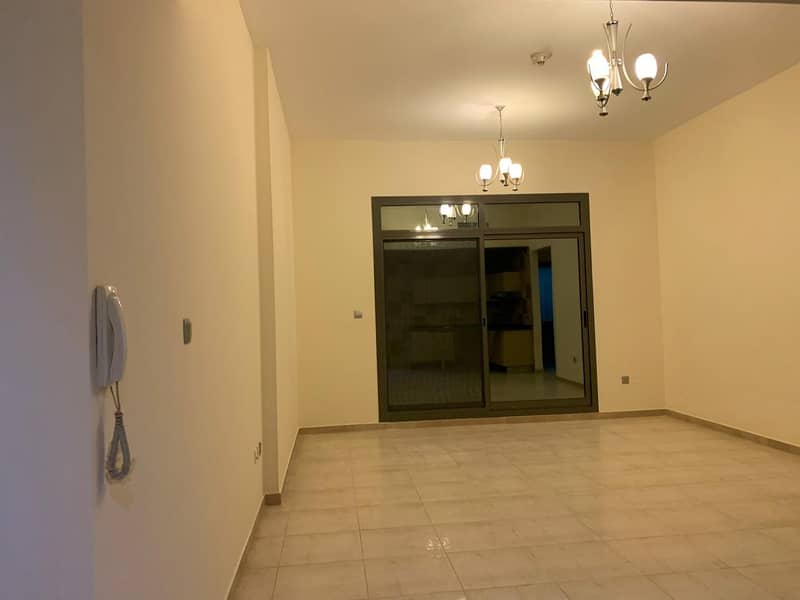 شقة في برج حمزة،مدينة دبي الرياضية 2 غرف 37000 درهم - 4827352