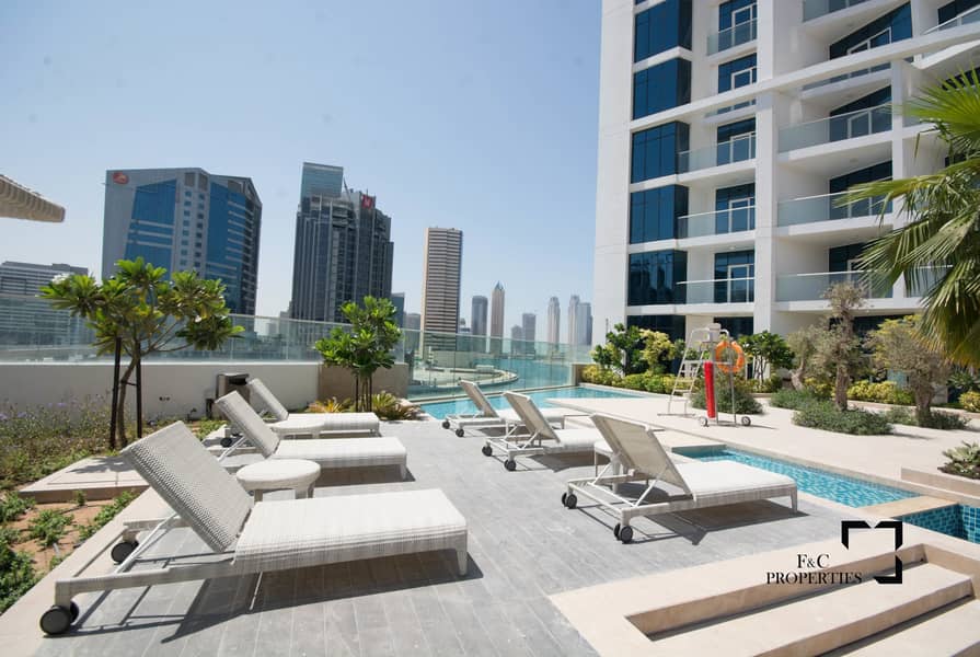 15 High Floor | w/ Balcony | Luxury Living