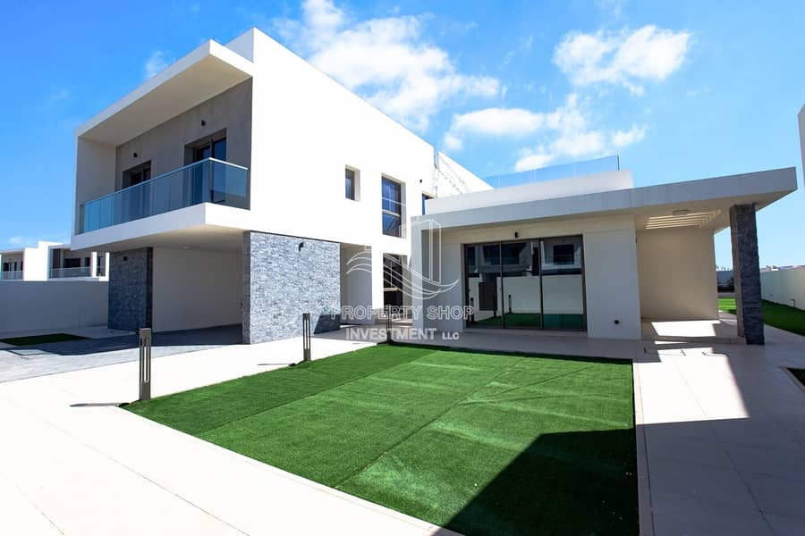 Instantly Appealing Royal Oak Villa | Prime Location | Golf Course View Instantly Appealing Royal Oak Villa | Prime Location | Golf Course View