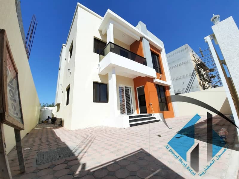For sale, 4-room villa, a board, and a large new hall, the first inhabitant of the building on an asphalt road in the Yasmine area