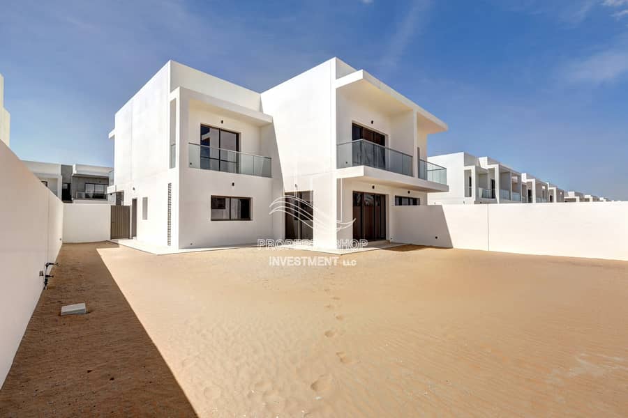 Call Us For Viewing!! Immaculate Modern Townhouse with Maid Room Call Us For Viewing!! Immaculate Modern Townhouse with Maid Room