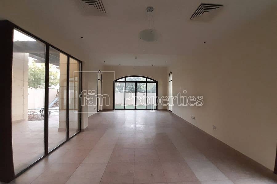 4BED Corner Single Row Ready To Move In Landscaped 4BED Corner Single Row Ready To Move In Landscaped