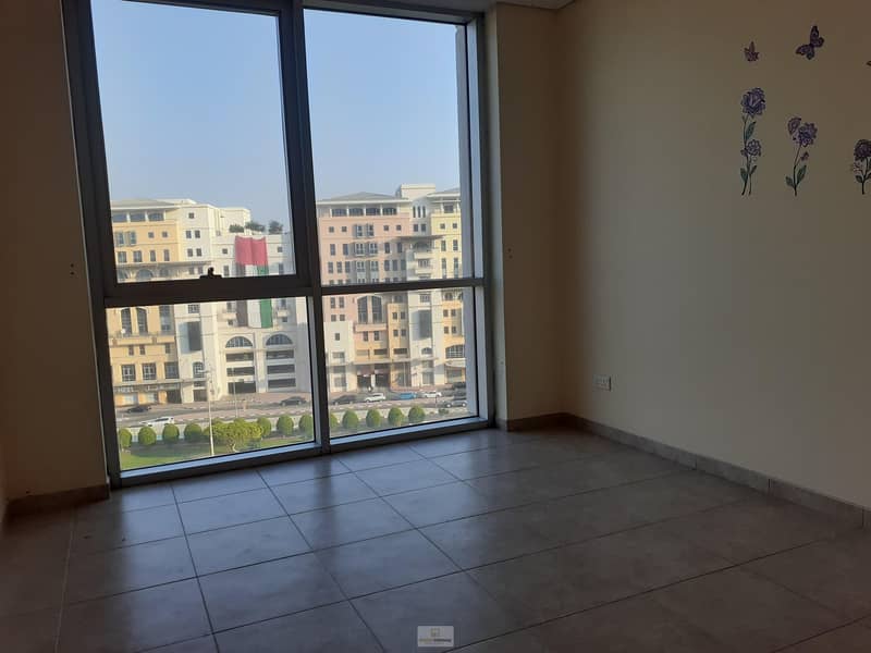 8 Spacious 2 Bedroom plus Study | Chiller Free | Parking