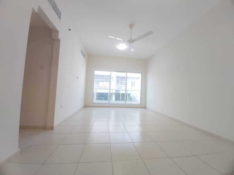 OUTCLASS 1BHK WITH BALCONY JUST 29K.