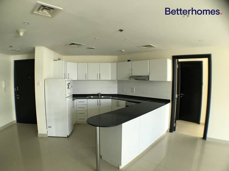 Next to Metro | Open Plan Living |Fully Fitted Kitchen