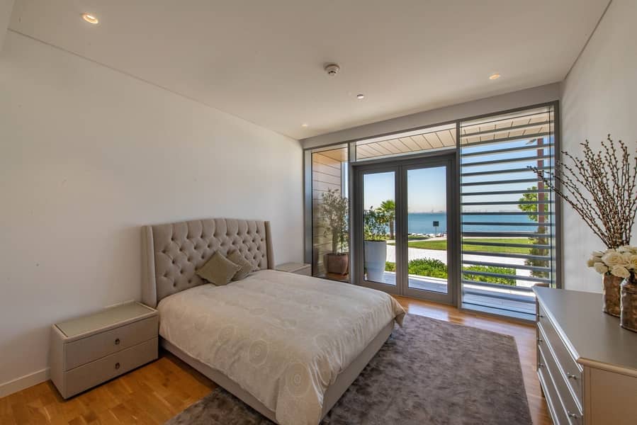 Stylish 4 Bedroom Townhouse | Sea View