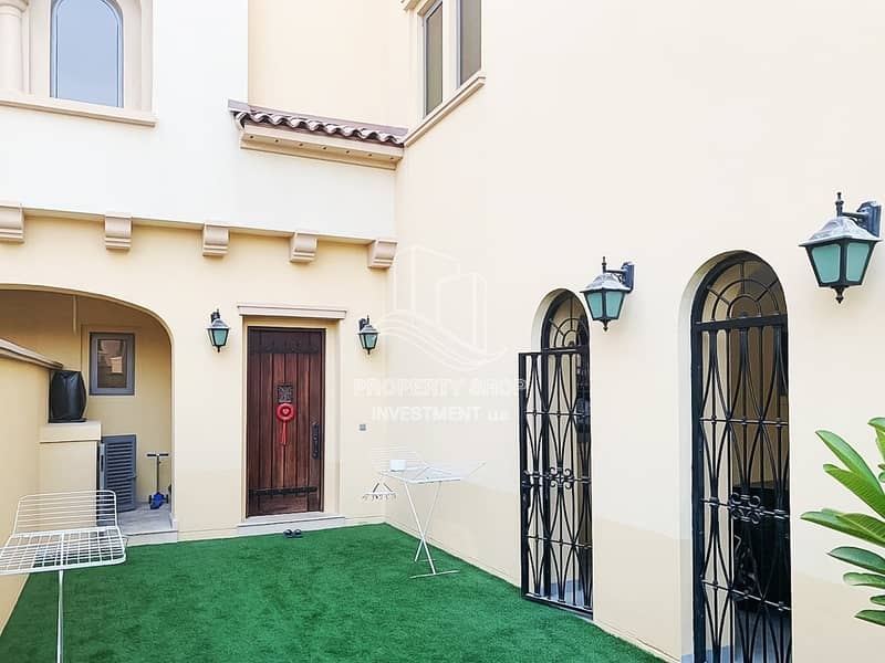Deal For You!! Executive 4+Maid w/ Stylish Layout & Private Garden Deal For You!! Executive 4+Maid w/ Stylish Layout & Private Garden