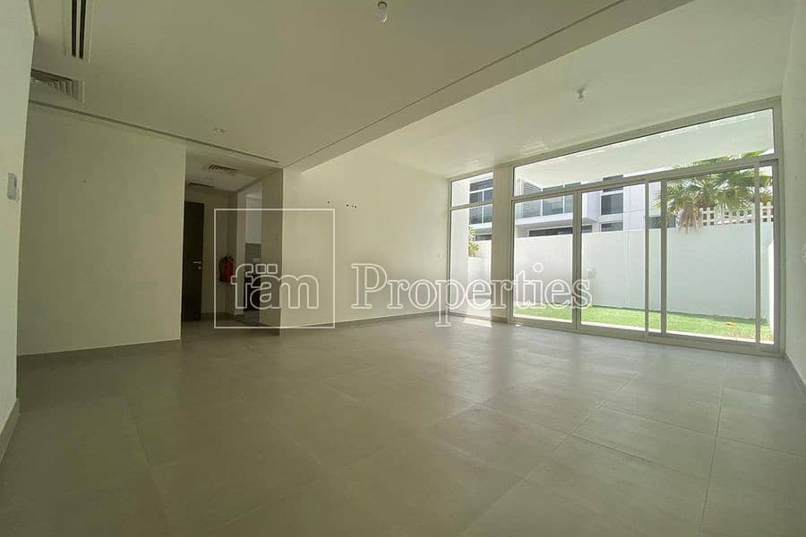 Back to Back Unit 3 Bed + M / Modern and Spacious