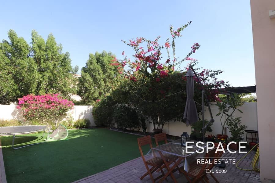 Immaculate - Landscaped - Close to Pool