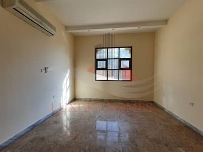 Reasonably Priced with Hall Near to Mall Reasonably Priced with Hall Near to Mall