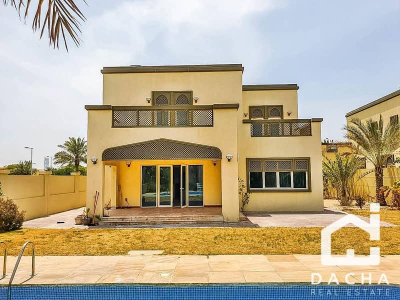 4 Beds villa with private pool away from cables