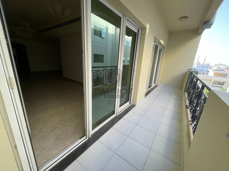 6 Spacious Size 1BR with Balcony ! Faimly Bld