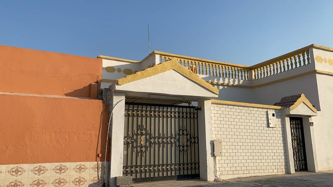 Arabic house three rooms and majlis in Al Sabkha whith A/C