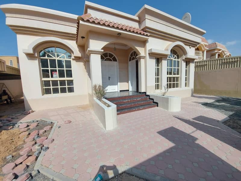 For rent a three-room villa, well-kept, very privileged location, very close to the mosque