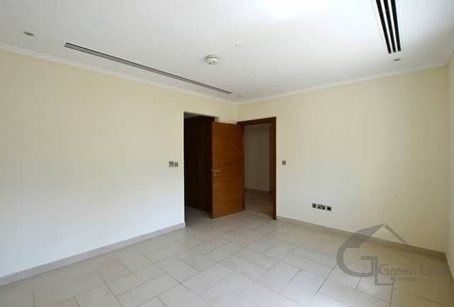 28 Corner 4 Bedrooms Maids with swimming pool in Jumeirah Park