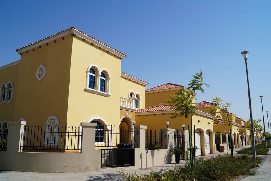 5 Corner 4 Bedrooms Maids with swimming pool in Jumeirah Park