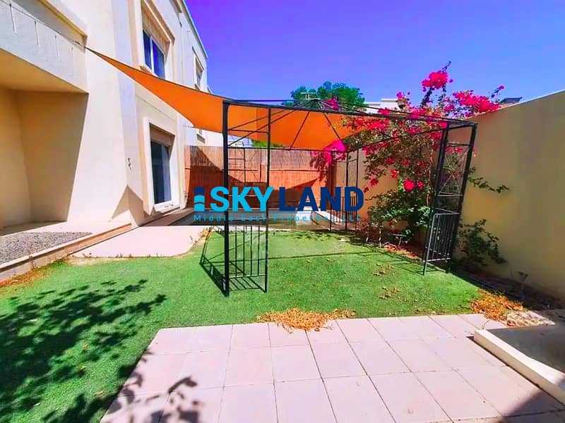 Single Row ! 5Beds+M with Private Pool - Close to the Gate !